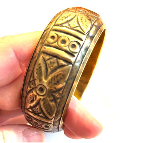Brass bangle bracelet vintage 1970's domed embossed retro Boho hippie chic - Picture 1 of 7